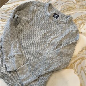 GAP Gray Long Sleeve Tee with Crew Neck 5t like new condition